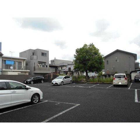 レジデンス３０の外観|敷地内駐車場