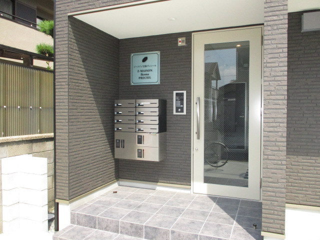 ジーメゾン生駒プレシールのエントランス