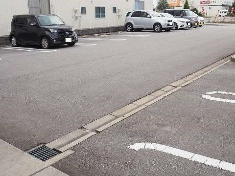 ラ・メールＢの駐車場|カースペースがあります