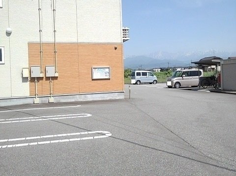 サンフラワー・ガーデンの駐車場|駐車場があるので、車を買う予定の方も安心です