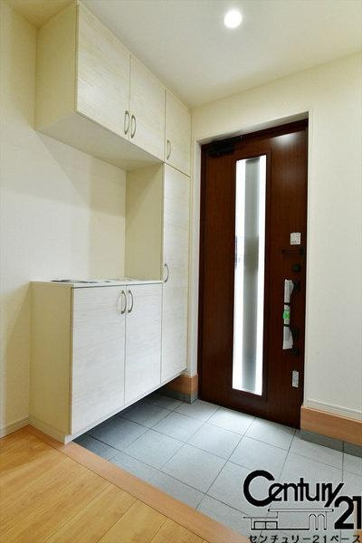 リーブルガーデン法蓮町 ２号棟 ／新築一戸建の内観：施工例|■玄関には大容量シューズボックス完備！■
