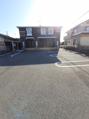 クレアンジュの駐車場