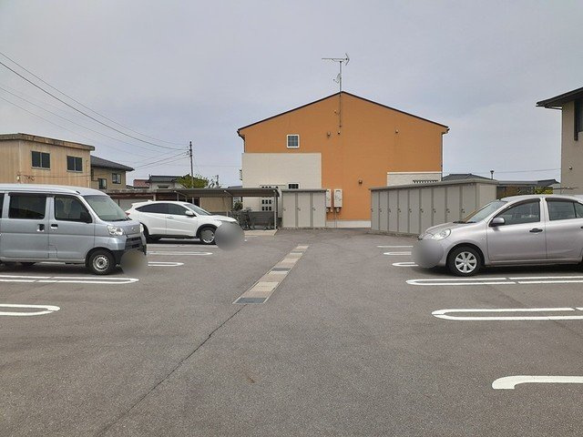 ルフレ　ＩＳＳＡ　一茶の駐車場