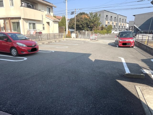クレアンジュの駐車場