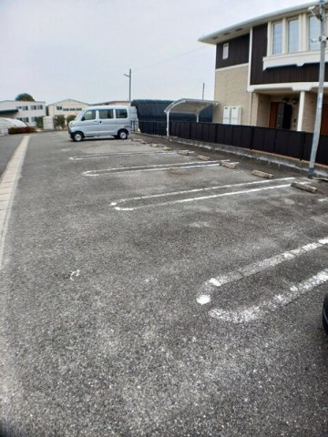 フェリーチェ三本松の駐車場