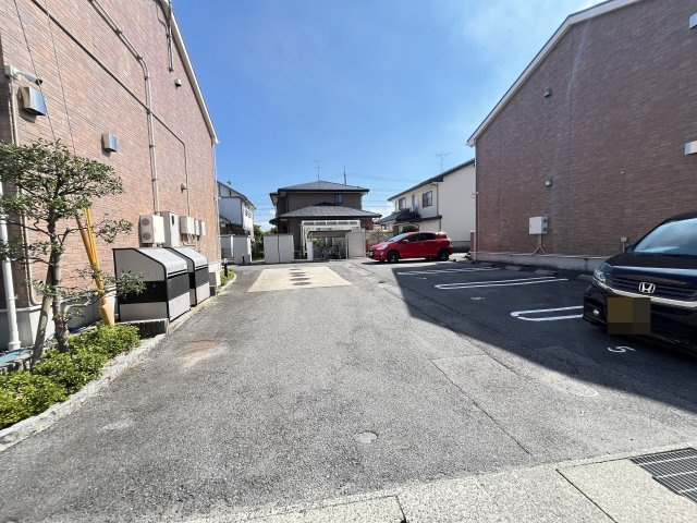 グッド　ヒルズ　２番館の駐車場