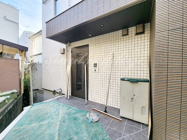 鎌倉市岩瀬のアパートのエントランス