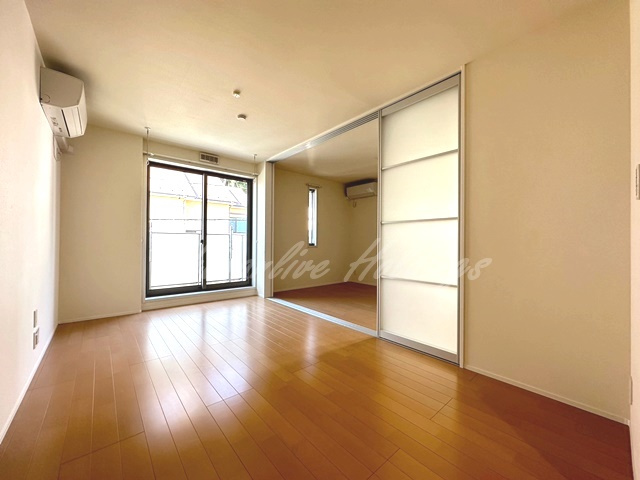 鎌倉市岩瀬のアパートの居間・リビング