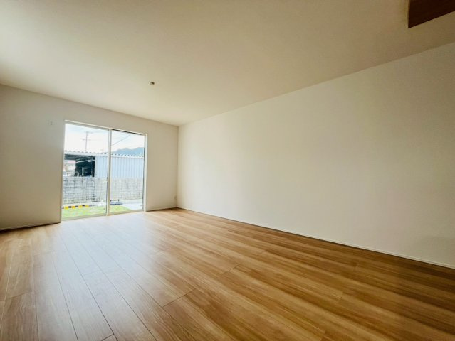 ★★恩納村安冨祖-①号棟の洋室|落ち着いた色調の洋室です