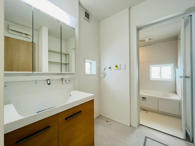 ★★恩納村安冨祖-①号棟の独立洗面台|独立洗面台、小物を置くことができて便利です