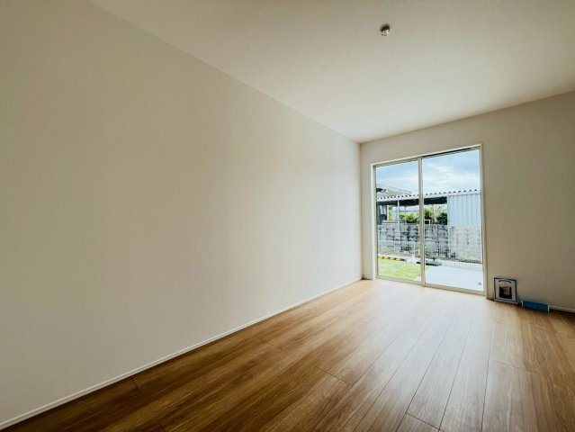 ★★恩納村安冨祖-①号棟の洋室|使い勝手のいい洋室です