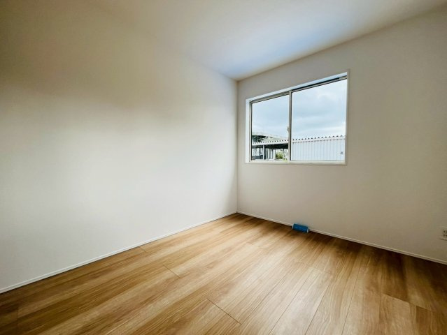 ★★恩納村安冨祖-①号棟の洋室|明るい洋室です