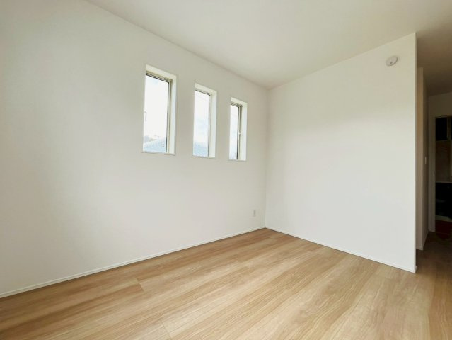 ★★恩納村安冨祖-①号棟の洋室|明るい洋室です