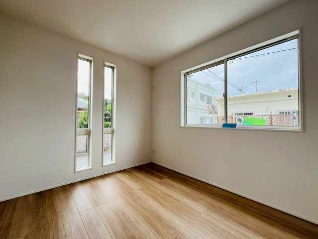 ★★恩納村安冨祖-①号棟の洋室|明るい洋室です