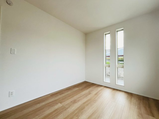 ★★恩納村安冨祖-①号棟の洋室|落ち着いた色調の洋室です