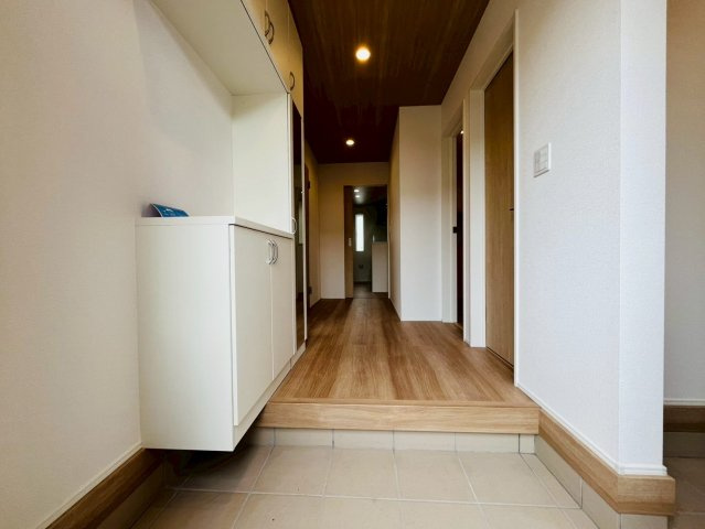 ★★恩納村安冨祖-①号棟の玄関|明るい玄関です