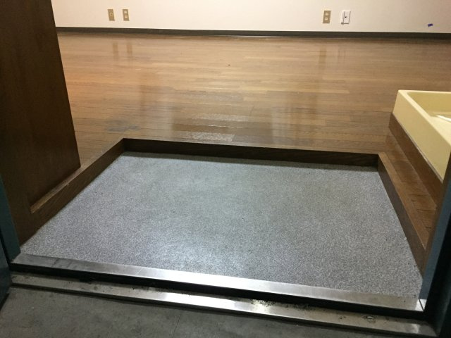 石井ビルの玄関