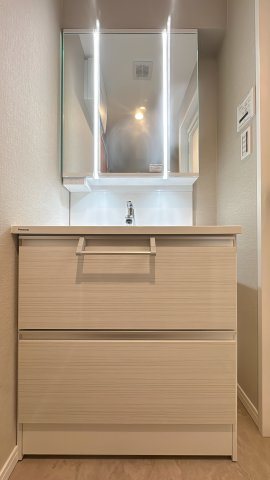 【独立洗面台】 | ラフィネスシャトードゥ赤坂☆仲介手数料無料☆ | 【忙しい朝も快適な三面鏡付き洗面台】使い勝手の良いワイドな独立洗面台。三面鏡の裏は収納スペースになっており、散らかりがちな小物もスッキリ片付きます。清潔感のある空間で、毎日の身支度がスムーズに。