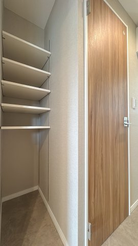 【収納】 | ラフィネスシャトードゥ赤坂☆仲介手数料無料☆ | 普通の棚だと、上に数センチの隙間ができてしまいがちですが、可動棚なら入れるもの（書類、ファイル、季節の家電など）の高さにジャストフィットさせられるため、収納効率が最大化します。