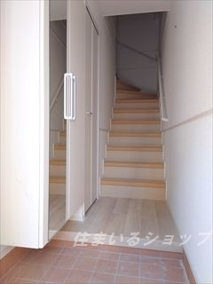 広島市安佐北区深川１丁目のアパートの玄関|ミラー付き大型シューズボックス