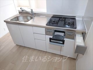 広島市安佐北区深川１丁目のアパートのキッチン|３口ガスコンロ・グリル付き