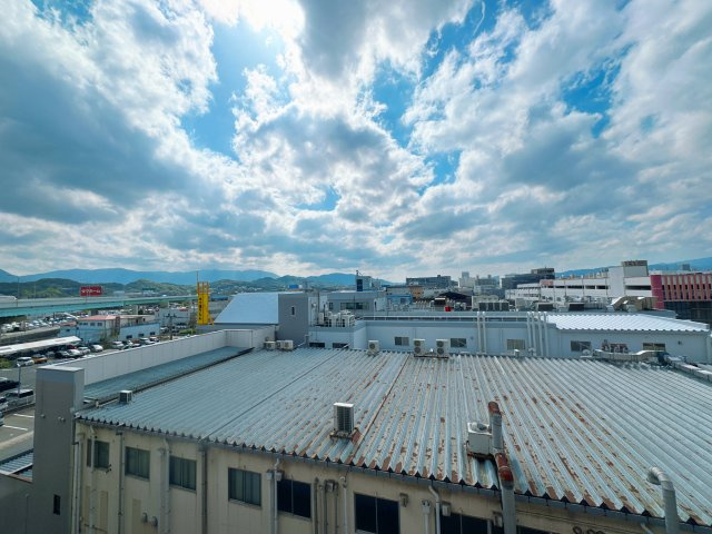 【展望】 |  アンピール比恵南☆仲介手数料無料☆ | 【奥行きのあるバルコニー】洗濯干しはもちろん、ちょっとしたガーデニングも楽しめる広さを確保しています。