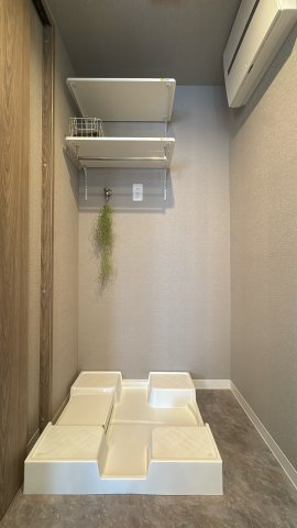 【ランドリースペース】 |  アンピール比恵南☆仲介手数料無料☆ | 室内洗濯機置き場を完備。防水パン付きで万が一の漏水にも配慮されています。キッチンや洗面室からの動線も良く、効率よく家事をこなせる設計が魅力です。