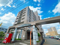 【外観】 |  アンピール比恵南☆仲介手数料無料☆ | 物件のすぐ近くを福岡都市高速が通っており、国道3号線（博多バイパス）も近いため、車での高速道路へのアクセスは非常に便利な立地となっています。
