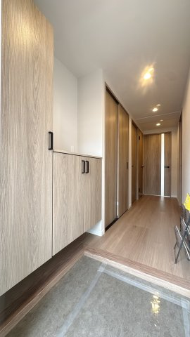 【玄関】 |  アンピール比恵南☆仲介手数料無料☆ | 住まいの顔となる玄関は、気品漂うデザイン。収納力豊富なシューズボックスを備えています。