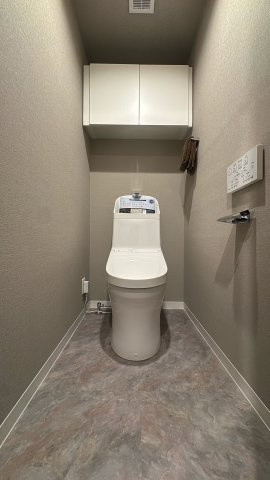 【トイレ】 |  アンピール比恵南☆仲介手数料無料☆ | トイレは掃除がしやすいフチなし形状の節水モデルを採用。手洗いカウンターを別途設けることで、来客時も案内しやすい上質な空間に仕上がりました。