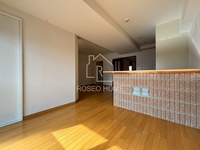 ウエスト江戸堀の居間・リビング|同マンション別部屋：参考写真