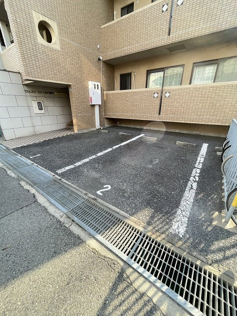ウエストフィールド里中の駐車場
