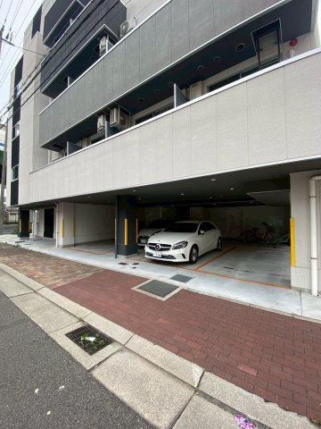 Mano Mansionの駐車場