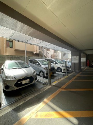 イーストコート箱崎の駐車場