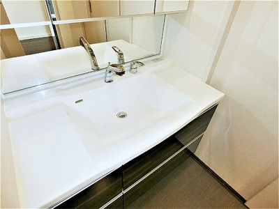 【洗面所】 | アウルステージ問屋町 | 三面鏡付き洗面化粧台　※2023年12月撮影