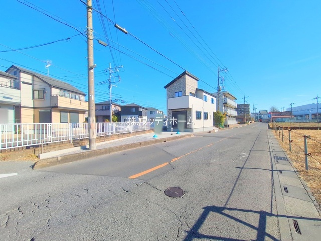 春日部市備後東18期　新築一戸建ての前面道路含む現地写真