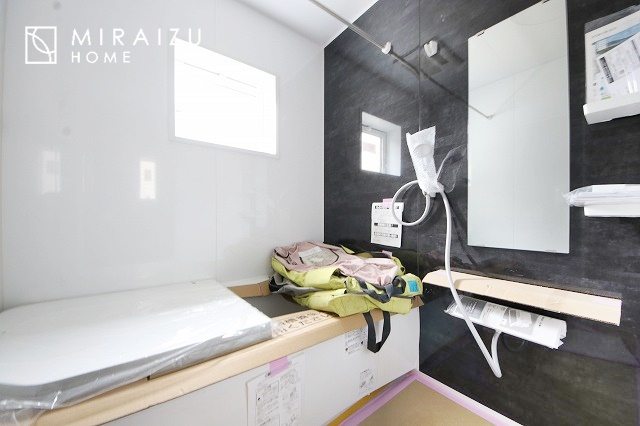 【浴室】 | お子さんとわいわいと楽しいバスタイムもよし、一人でゆったりと入るのもよし、浴室換気乾燥機付きのユニットバス。お洗濯物を干せるだけでなく、カビ防止にもなります。