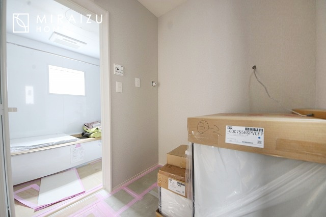 【独立洗面台】 | 洗濯機置き場、脱衣スペースもしっかりと確保されている洗面室。
水回りが集結した間取りなので、お料理やお洗濯物、お掃除の同時進行も可能です。