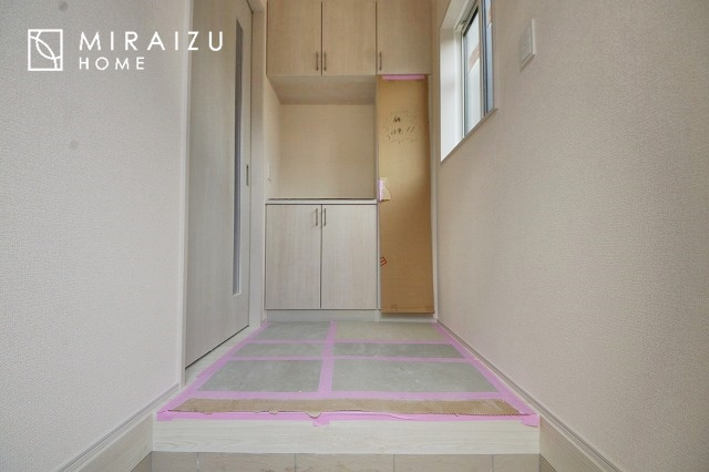 【玄関】 | 永く住むからこそシンプルで飽きのこないデザインに。ただいま、おかえりの温かな声が聞こえる玄関。