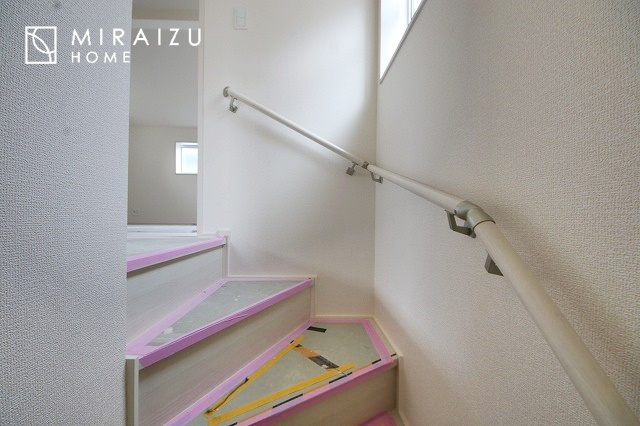 【内装】 | 安全性に配慮した手すり、清潔感や明るい陽光を取り入れてくれる窓がある階段。LED照明付きでお財布にもやさしいつくり。