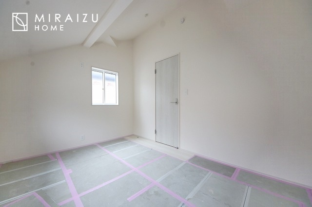 【洋室】 | 日当たりの良いお家は嬉しいですよね。それぞれ価値観が分かれる箇所です、実際に内覧して日当たりの心地よさをご体感下さいね♪