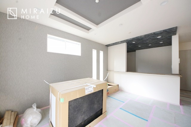 【居間・リビング】 | お子さんが宿題をしたり、ちょっとした作業もできる、家族みんながそれぞれの時間を過ごせるリビングです。