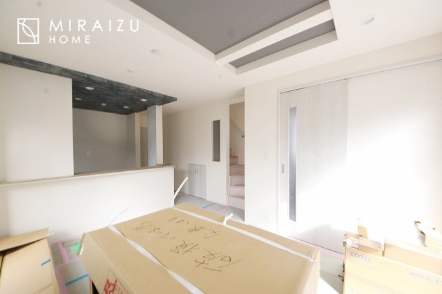 【居間・リビング】 | 食事を取るスペースもリラックスしてくつろげるスペースもお子さんが勉強するスペースも兼ね備えたリビングダイニング。