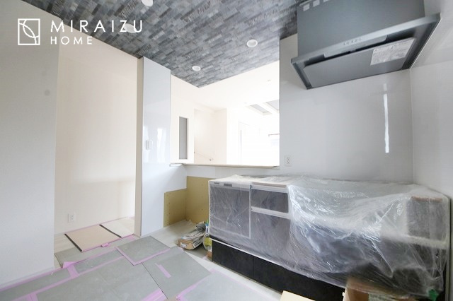 【キッチン】 | 収納に様々な工夫がされていて出しやすく片付けやすい、散らかりにくいキッチンになっています！人工大理石の天板や深型シンクなど、デザイン性と機能性を兼ね備えているので見せたいキッチンになっています。