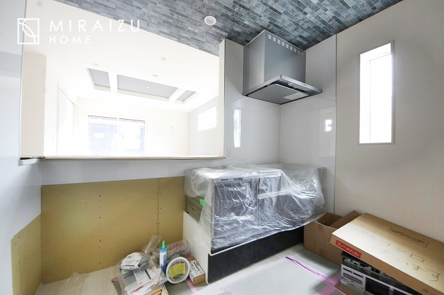 【キッチン】 | 広々としたキッチンは大きな深型シンク、3口コンロ、換気扇、大きなお鍋から小物まで取り出しやすさを考えられた引き出し収納の付いたシステムキッチンです。