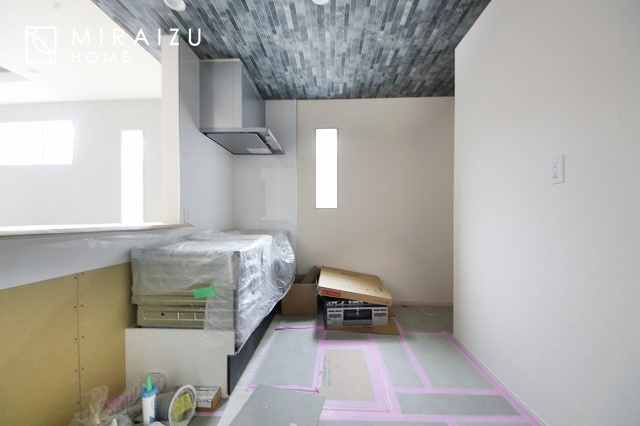 【キッチン】 | 収納力と機能性を備えたシステムキッチン。圧力鍋や大きなフライパンなどの調理器具から調味料など幅広く収納し、お料理のしやすいつくりになっています。