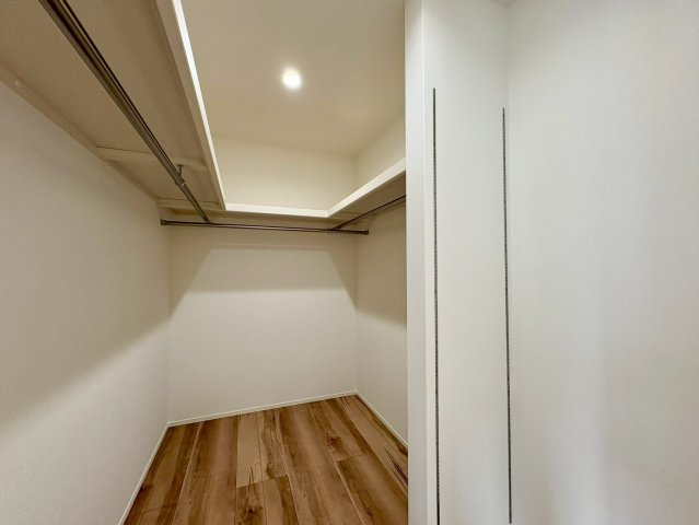 「南向き広々バルコニー付」南国市後免町3号地　新築一戸建ての収納|大容量のウォークインクローゼット！衣類はもちろん、季節家電やかさばる荷物もまとめて綺麗に収納可能。