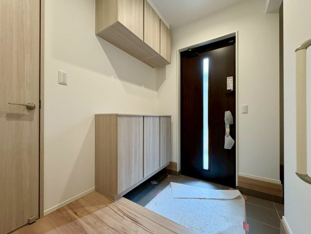 「南向き広々バルコニー付」南国市後免町3号地　新築一戸建ての玄関|大容量のシューズボックスを完備した玄関。ご家族の靴をたっぷり収納でき、いつでもスッキリ綺麗な空間に。