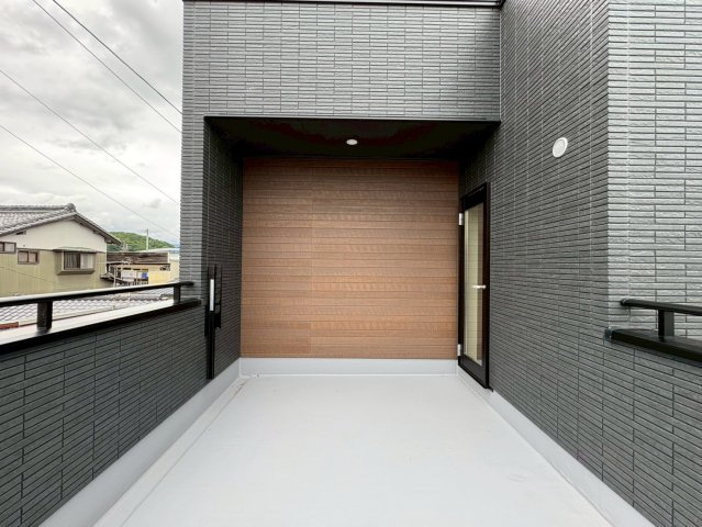 「南向き広々バルコニー付」南国市後免町3号地　新築一戸建てのバルコニー|お洗濯物がたっぷり干せるゆとりあるバルコニー。陽当たりや風通しにも優れ、毎日のお洗濯が捗ります。