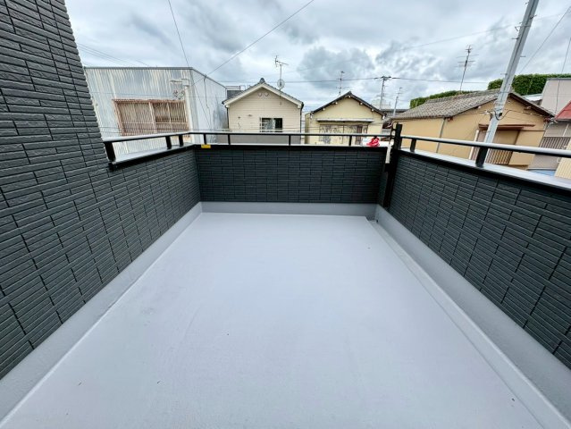 「南向き広々バルコニー付」南国市後免町3号地　新築一戸建てのバルコニー|お洗濯物がたっぷり干せるゆとりあるバルコニー。陽当たりや風通しにも優れ、毎日のお洗濯が捗ります。